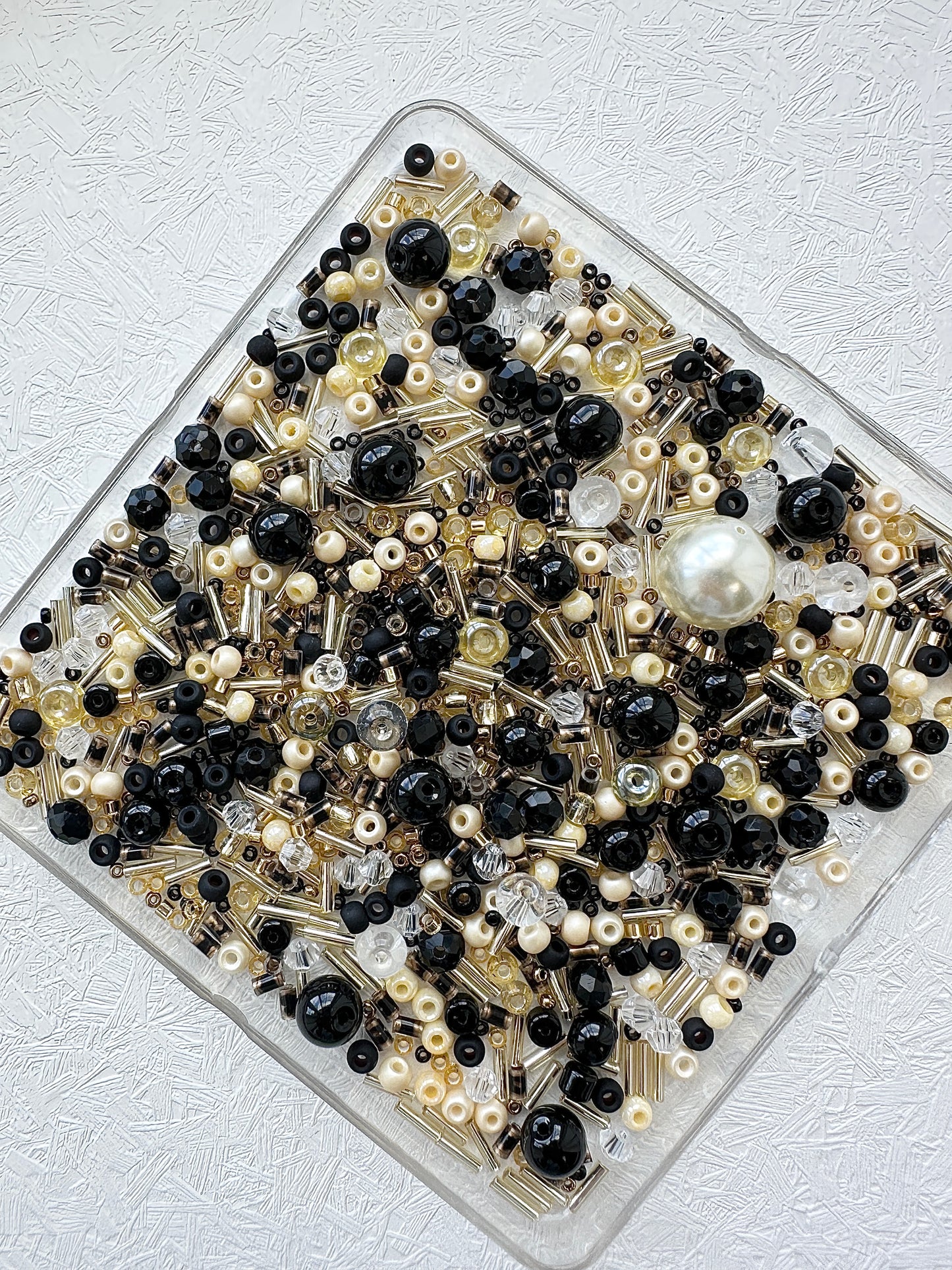 Mixed bead soup 50g/black and golden beads