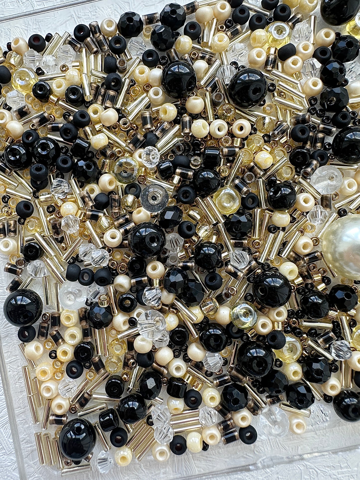 Mixed bead soup 50g/black and golden beads