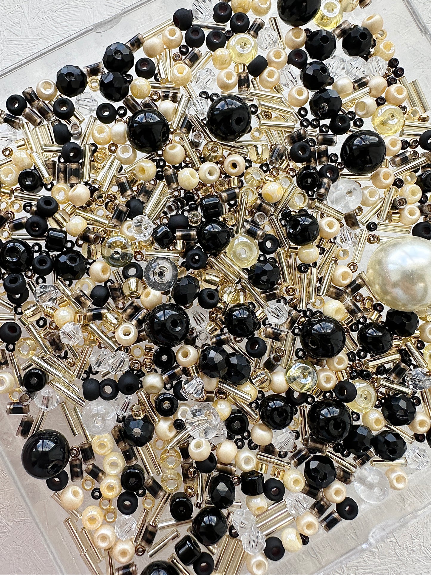 Mixed bead soup 50g/black and golden beads